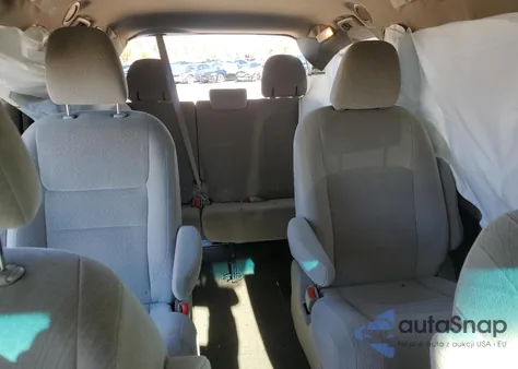 2015 Toyota Sienna Le z USA, uszkodzony, nr VIN 5TDJK3DC5FS127787